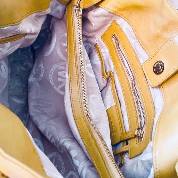 Michael Kors MUSTARD YELLOW Beverly drawstring bag - Picture 7 of 7